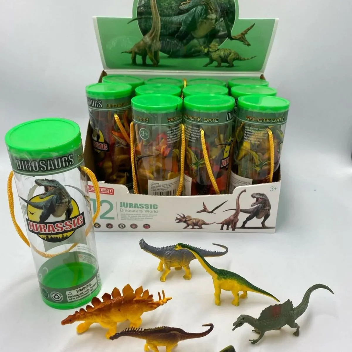 Zestaw figurek dinozaurów w tubie zielonej
