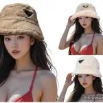 Czapki damskie bucket hat beżowa z logo PRADA 25cm
