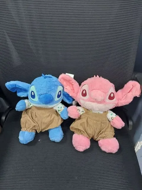 Maskotka Pluszowa Stitch 22cm w Ubranku Ogrodniczki Mix Kolorów