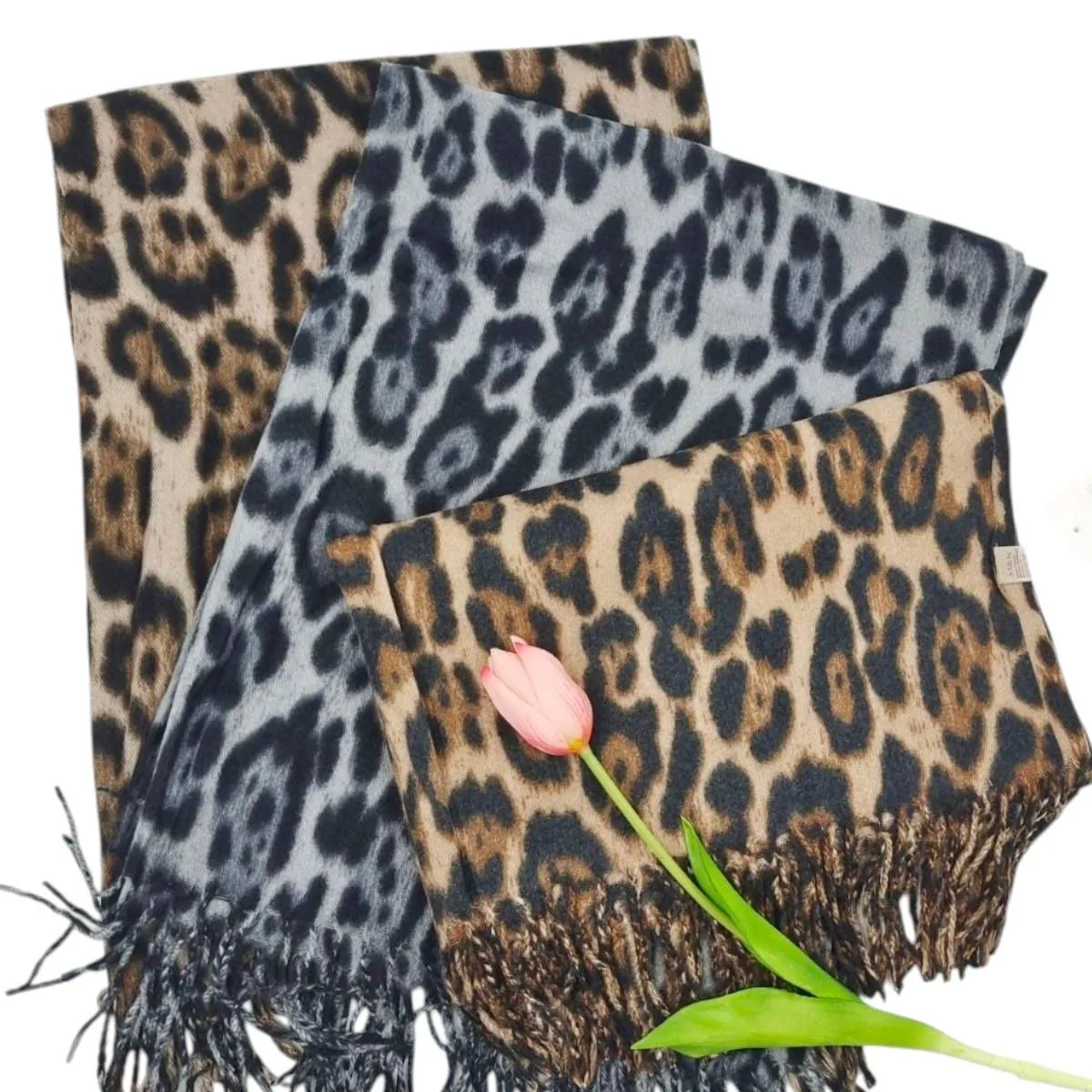 Szaliki damskie w wzór leopard z frędzlami H-9026