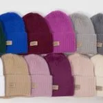 Czapki damskie beanie z naszywką UC 12 kolorów