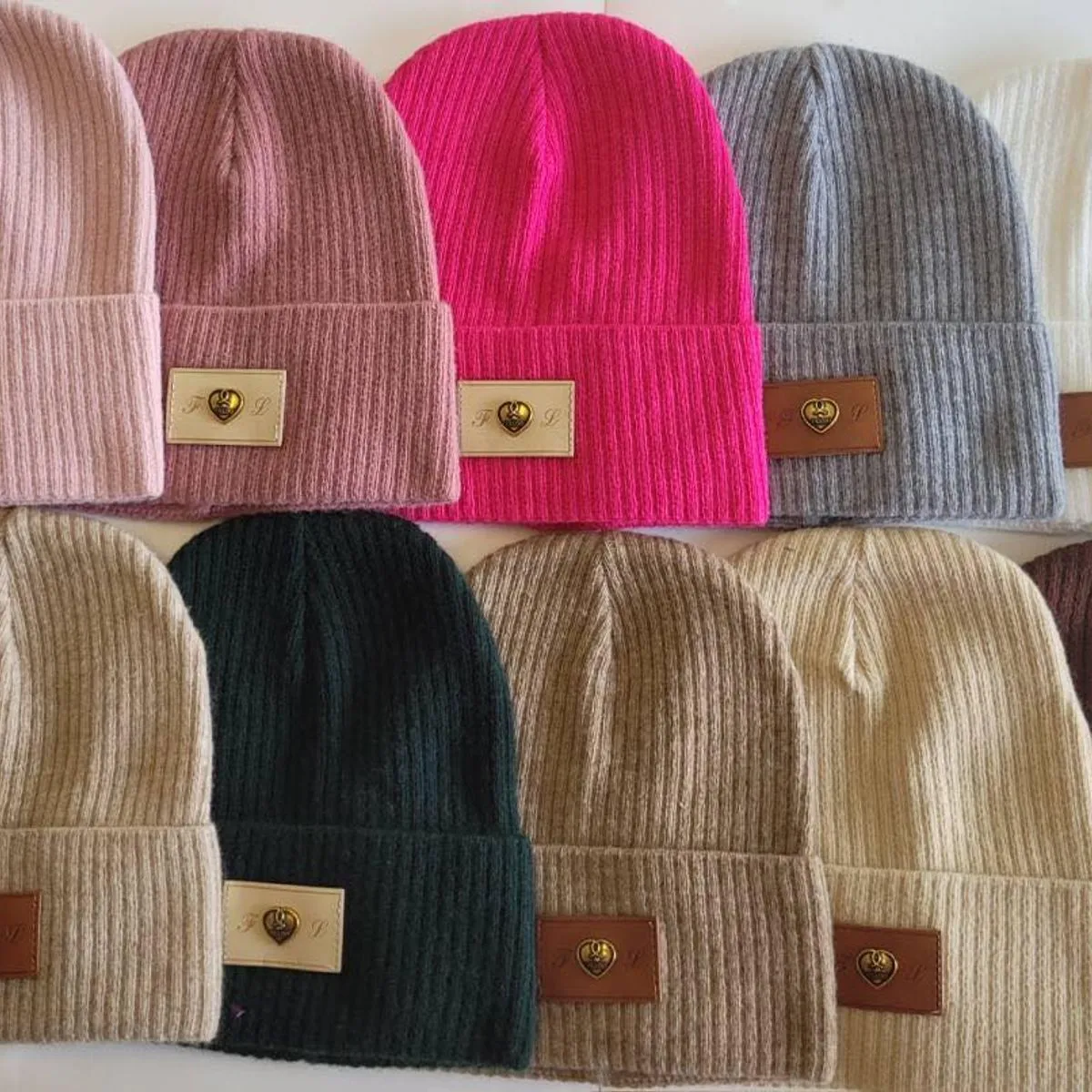 Czapki damskie beanie z naszywką, 12 szt/opak.
