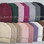 Czapki damskie beanie z aplikacją ozdobną, 12 szt
