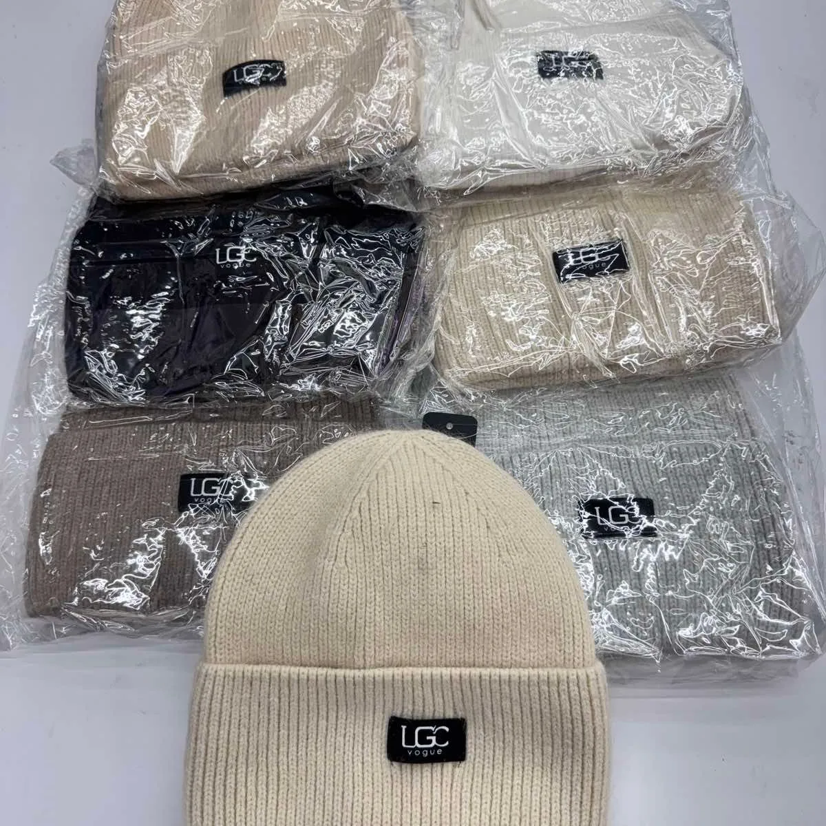 Czapki damskie beanie UGG beżowe czarne białe