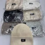 Czapki damskie beanie UGG beżowe czarne białe