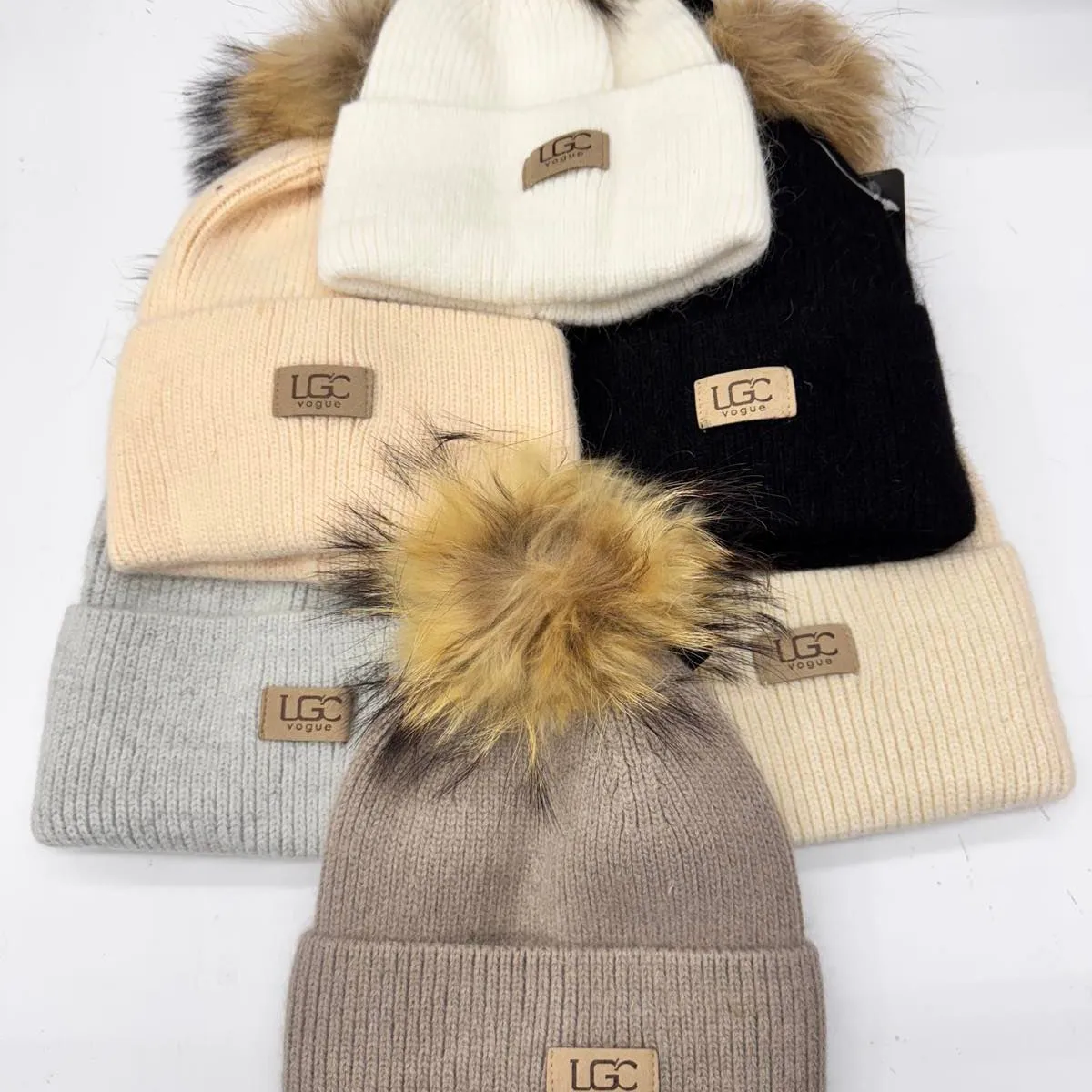 Czapki damskie z pomponem LC 061025-64