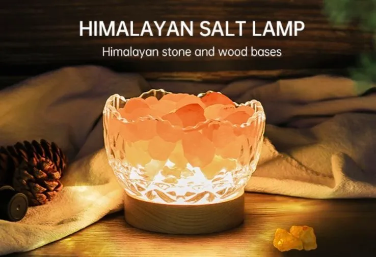 Lampa z soli himalajskiej na drewnianej podstawie