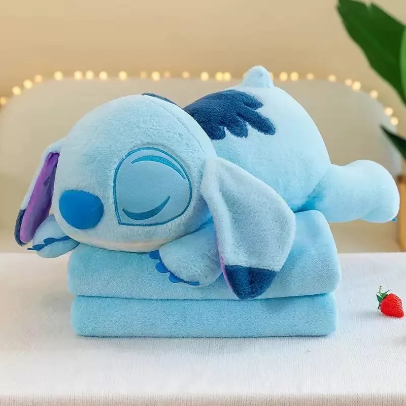 Maskotka Stitch z kocykiem niebieska