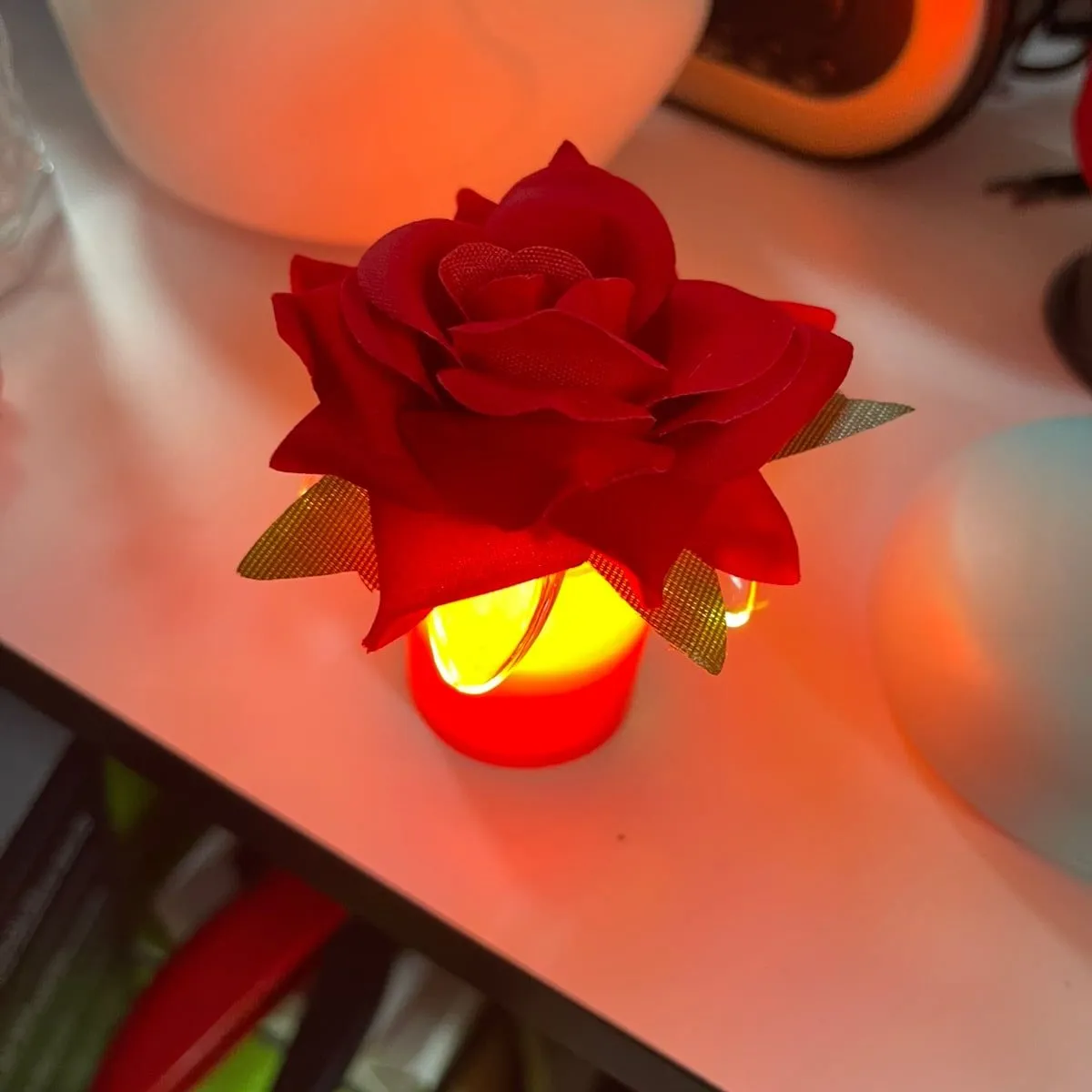 Lampka nocna LED w kształcie czerwonej róży