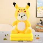Maskotka Miś w stroju Pikachu na kocyku, żółta