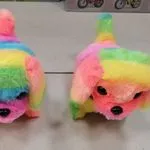 Maskotki pieski na baterie tęczowe