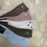 Skarpetki damskie futrzane z aplikacjami ozdobnymi
