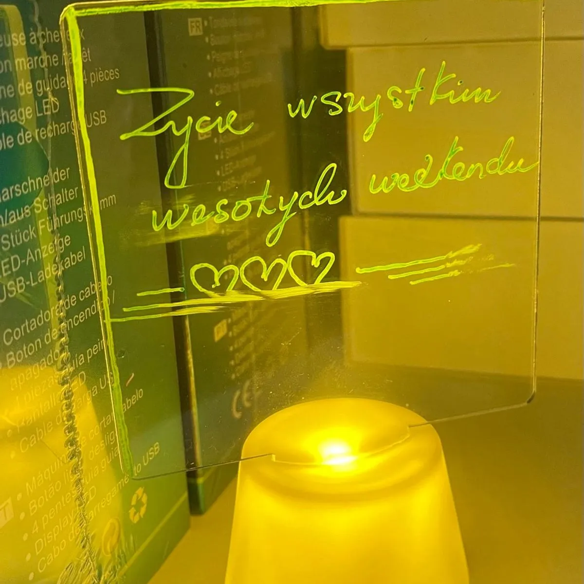 Lampka nocna LED wyświetlacz weekendowych życzeń