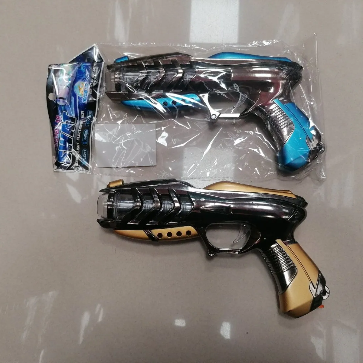 Pistolety zabawki laserowe niebiesko-złoty i czarny