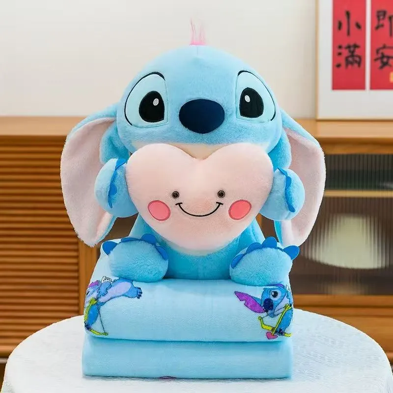 Maskotka Stitch z kocykiem i serduszkiem