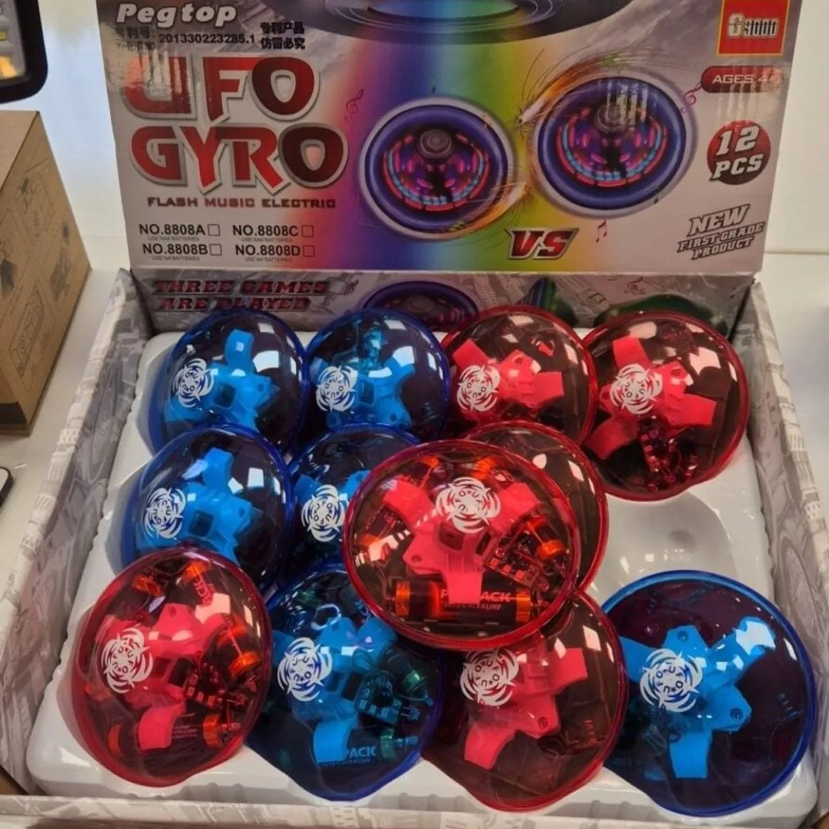 UFO Gyro na Baterie Muzyczny Baby Shark - Świecący Bączek 12szt