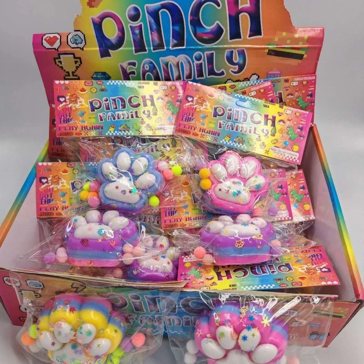 Zabawki Squeeze Pinch Family Łapka z Pomponami 16 szt.