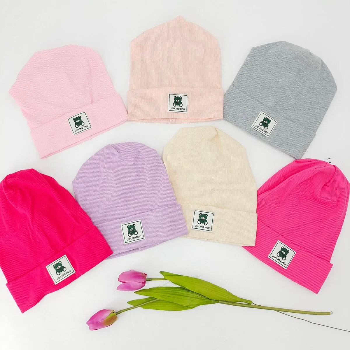 Czapki dziecięce beanie z naszywką zielony miś, 6 kolorów