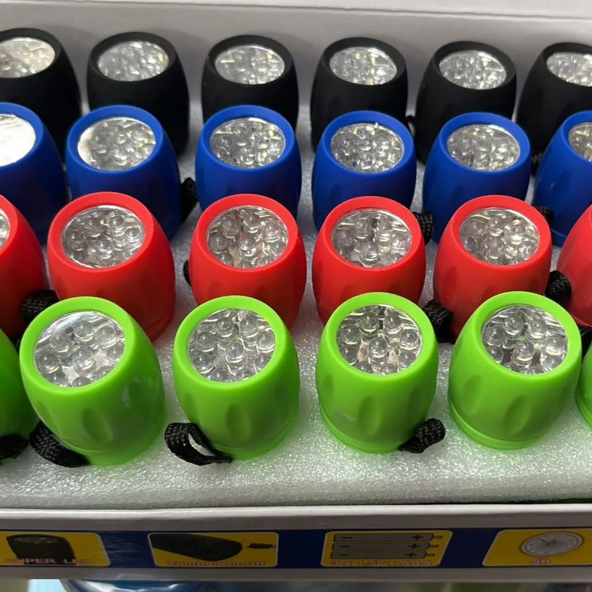 Latarka LED ręczna kolorowa, 4 kolory, opak. 24 szt