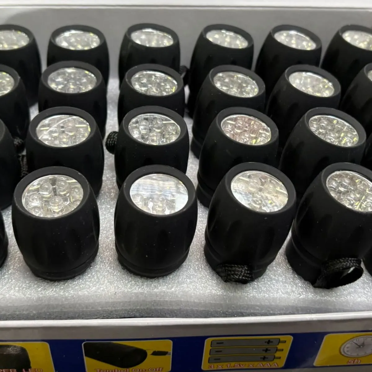 Latarka 3xR3 LED czarna