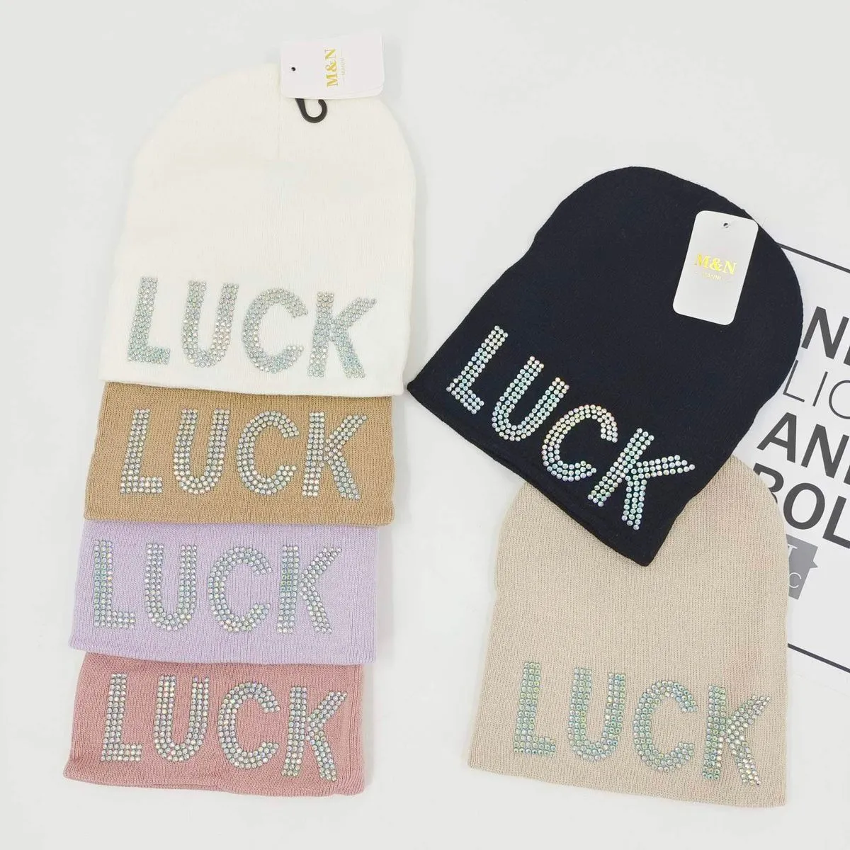 Czapki damskie beanie z napisem LUCK 5 kolorów