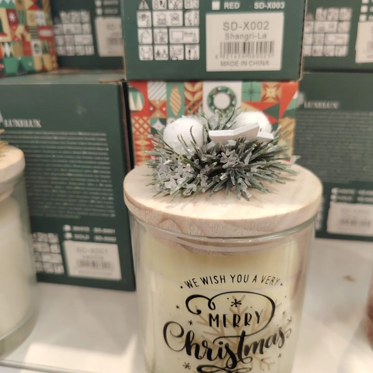 Świeca świąteczna w szkle z drewnianą pokrywką Merry Christmas