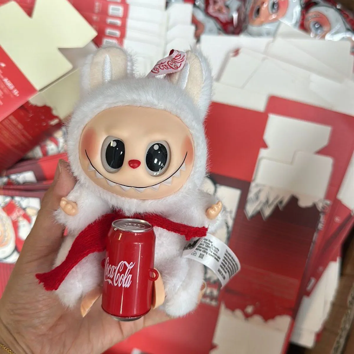 Labubu Coca-Cola Muzyka - Maskotka kolekcjonerska z puszką