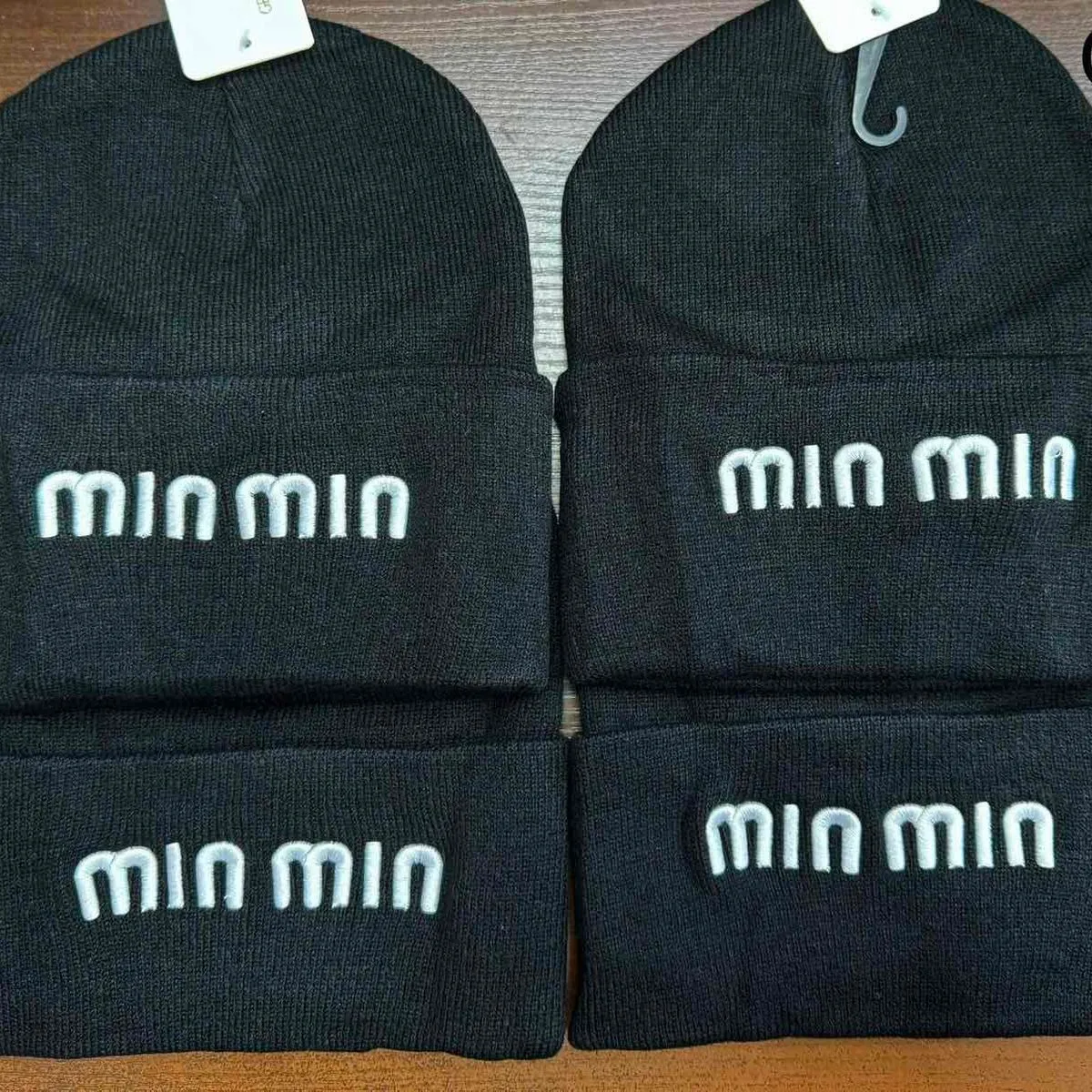 Czapki damskie beanie czarne z napisem Minions C168