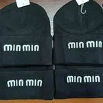 Czapki damskie beanie czarne z napisem Minions C168