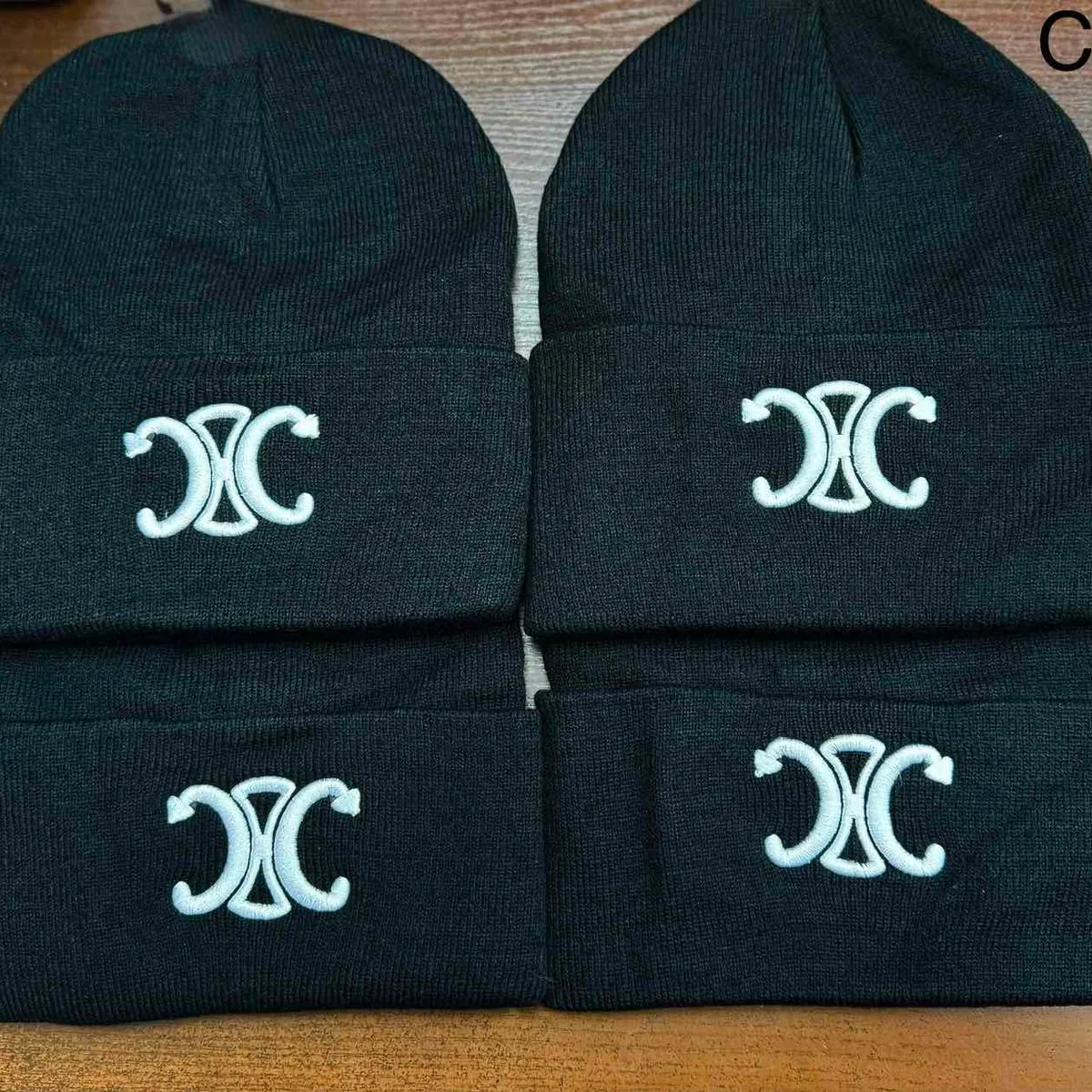 Czapki damskie beanie czarne z białym haftem C158