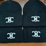 Czapki damskie beanie czarne z białym haftem C158