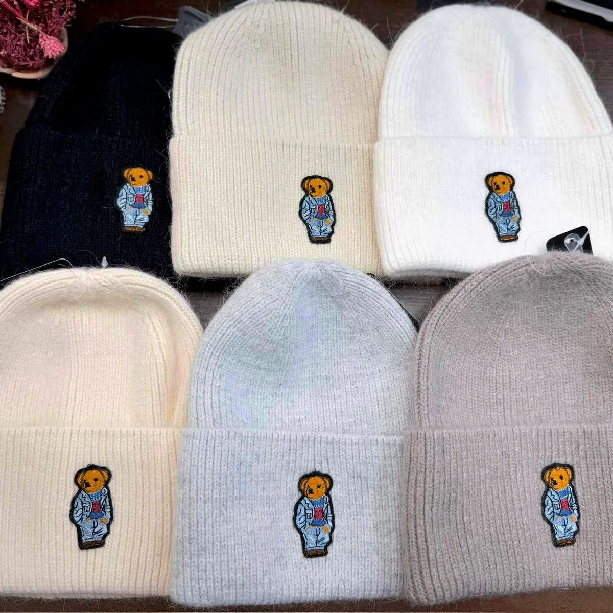 Czapki damskie beanie z naszywką misia, 6 kolorów
