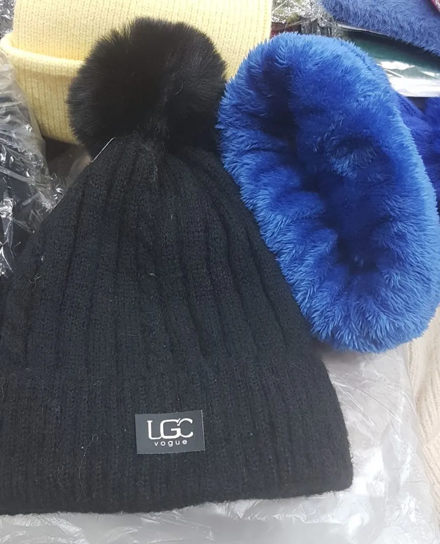 Czapki damskie z pomponem LGC czarne i niebieskie