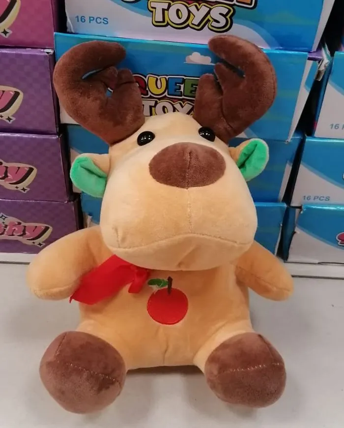 Maskotka pluszowa renifer Queef Toy z czapką i wiśniami
