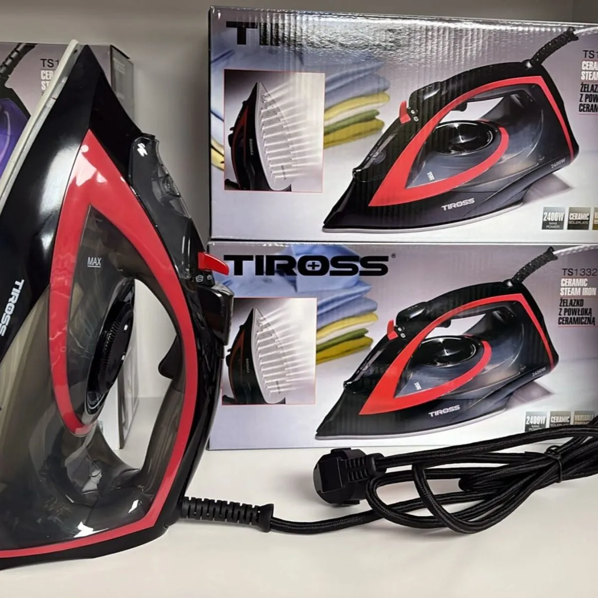 Żelazko Parowe TIROSS TS-132 czarne z czerwonym