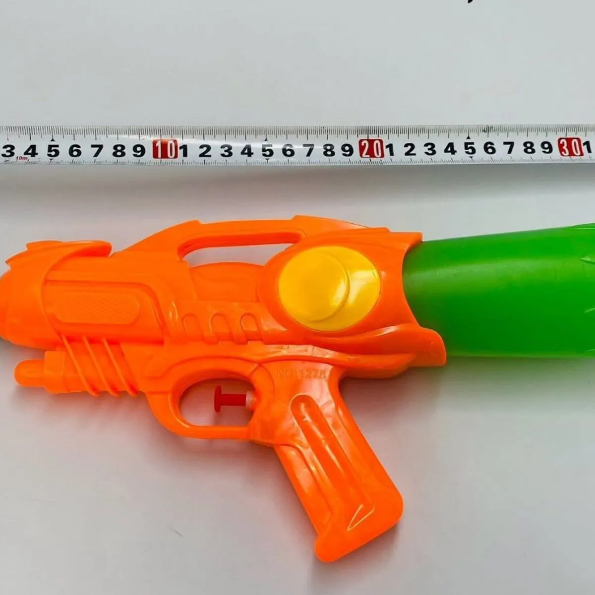 Pistolet na wodę pomarańczowy z zielonym zbiornikiem