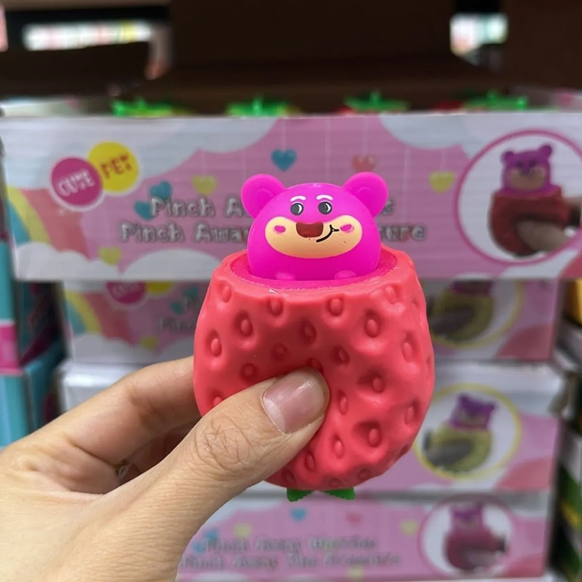 Zabawki Squeeze Toys Gniotek Truskawka z Misiem 24 szt.