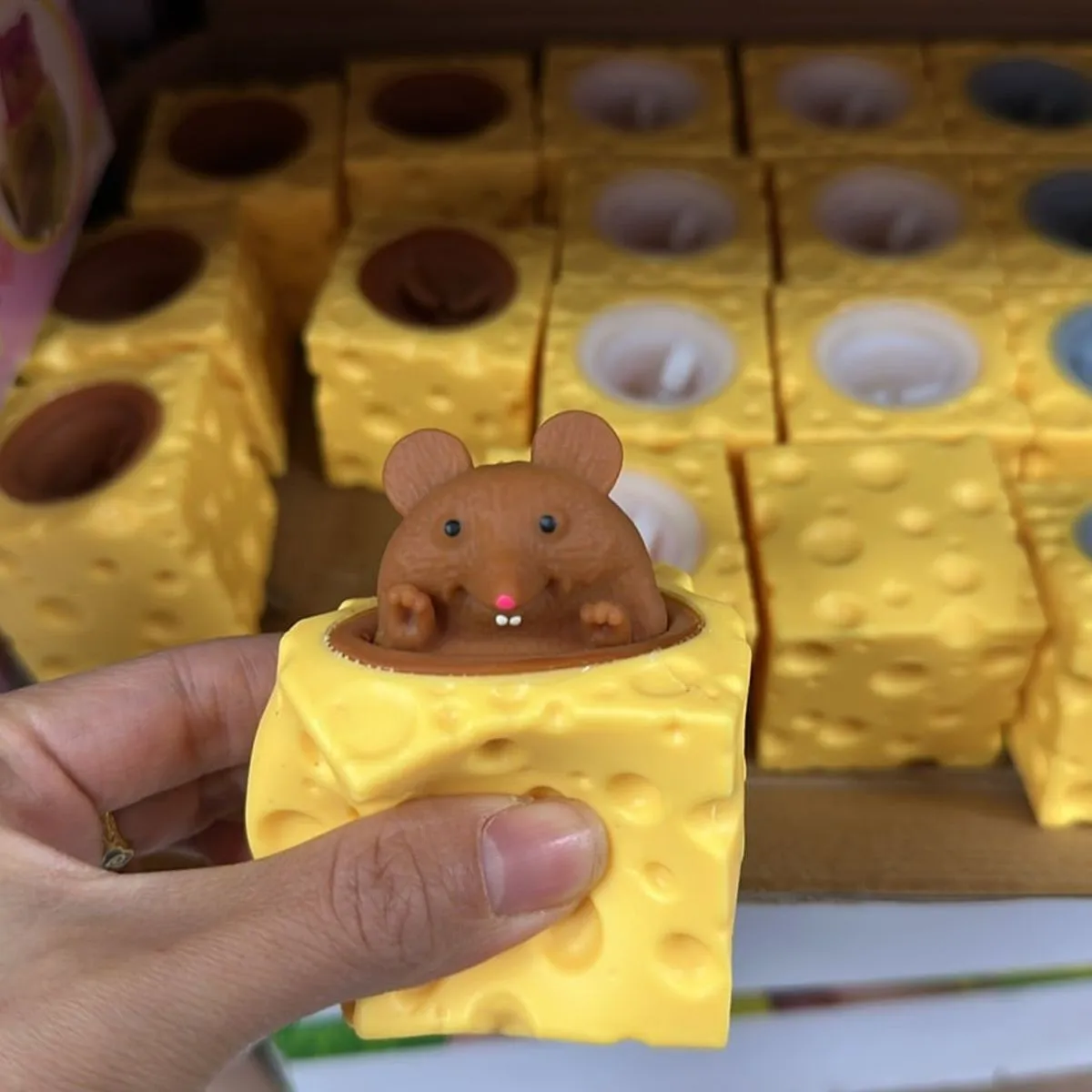 Zabawki Squeeze Toys Gniotek Myszka w Serze 24 szt.