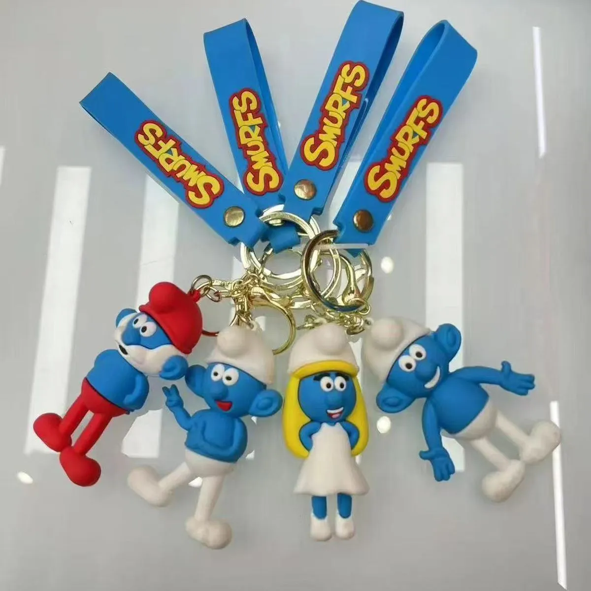 Brelok Smurfy z postaciami niebieskimi i czerwonymi