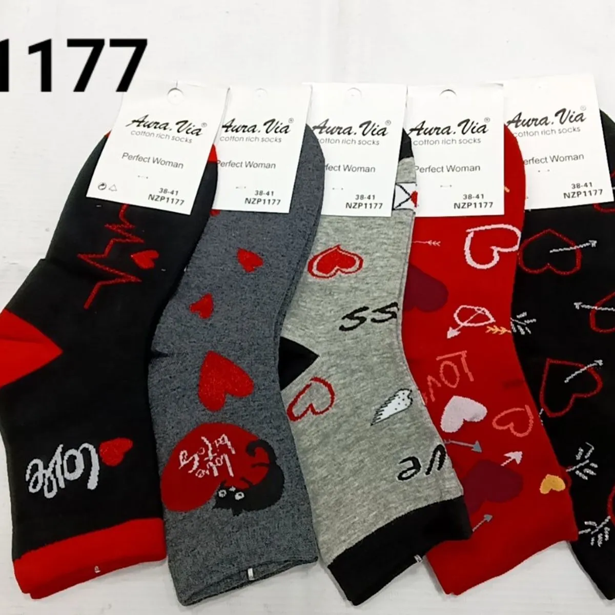 Skarpetki damskie NZP1177 z sercami, 5 kolorów