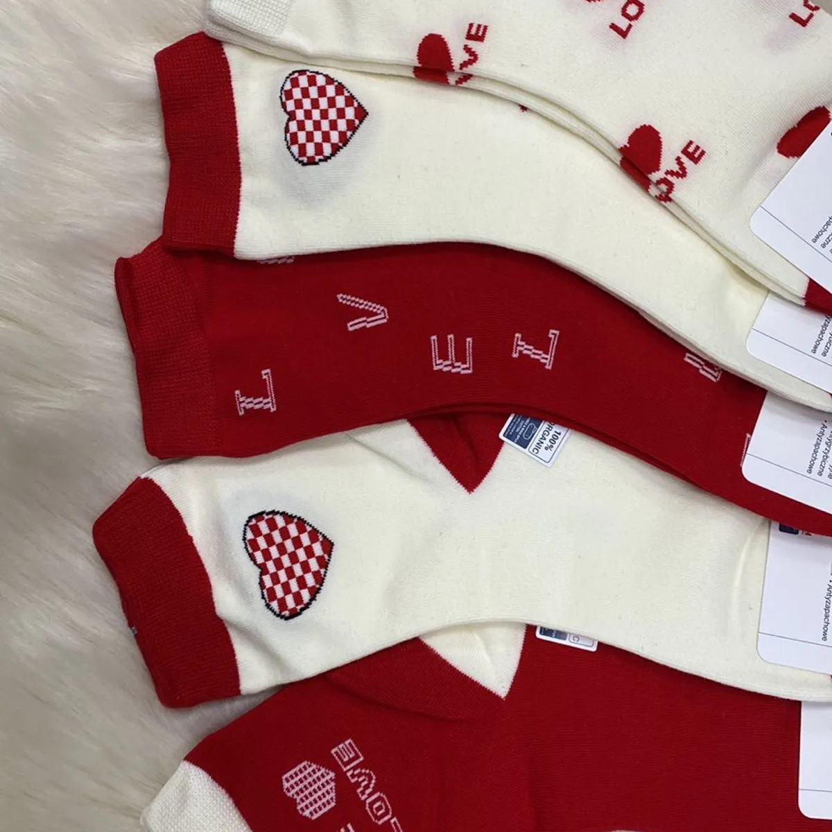 Skarpetki damskie z motywem serc LOVE biało-czerwone