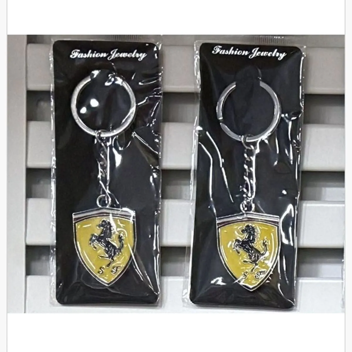 Brelok do kluczy z logo Ferrari żółty