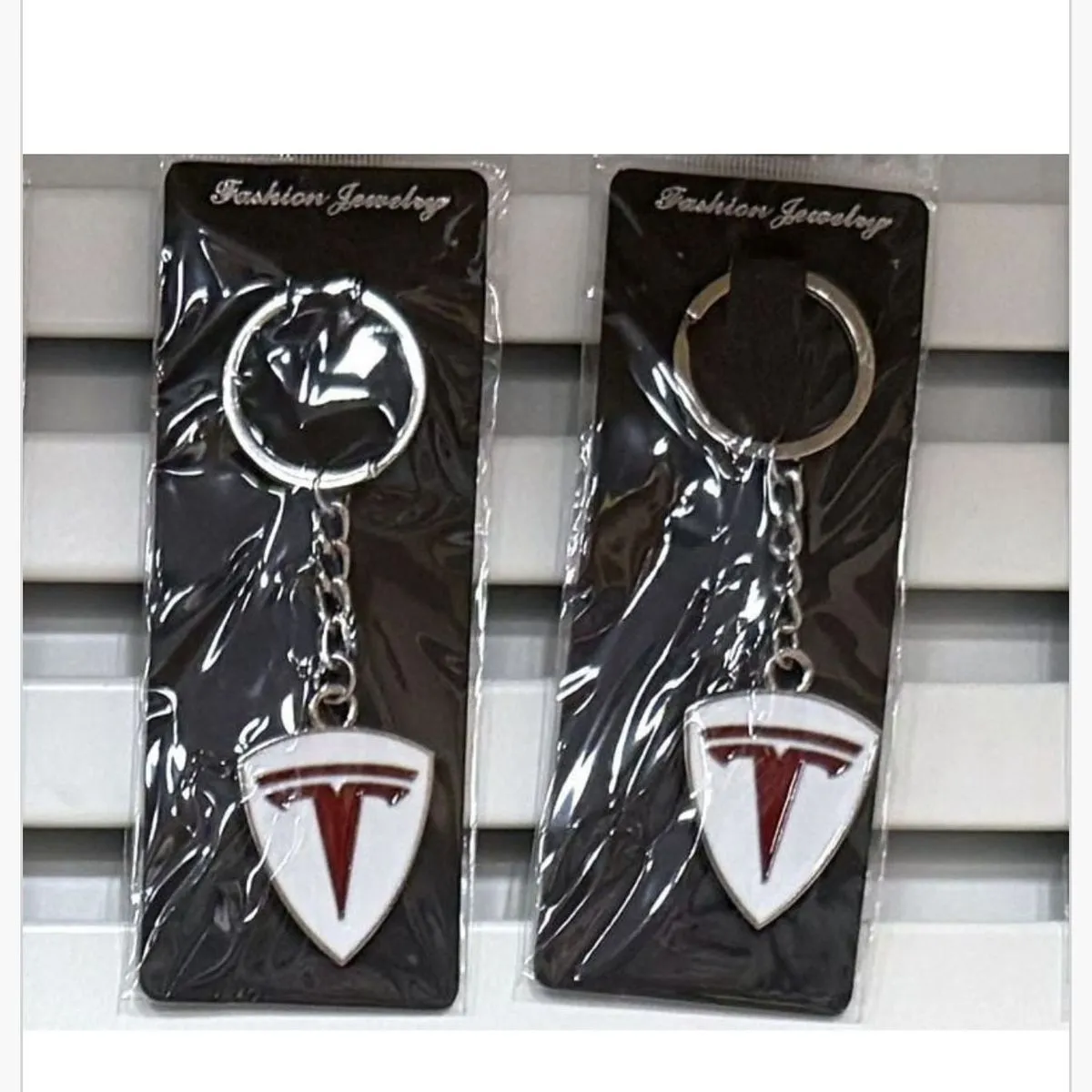 Brelok do kluczy Tesla czerwony Fashion Jewellery