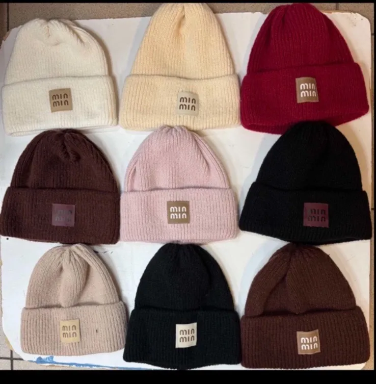 Czapki damskie beanie z naszywką MINU, 12 szt