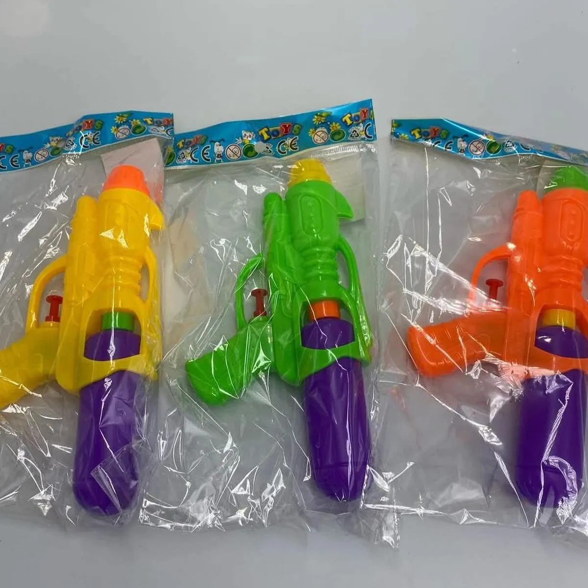 Pistolety wodne na baterie kolorowe 12 szt/opak.
