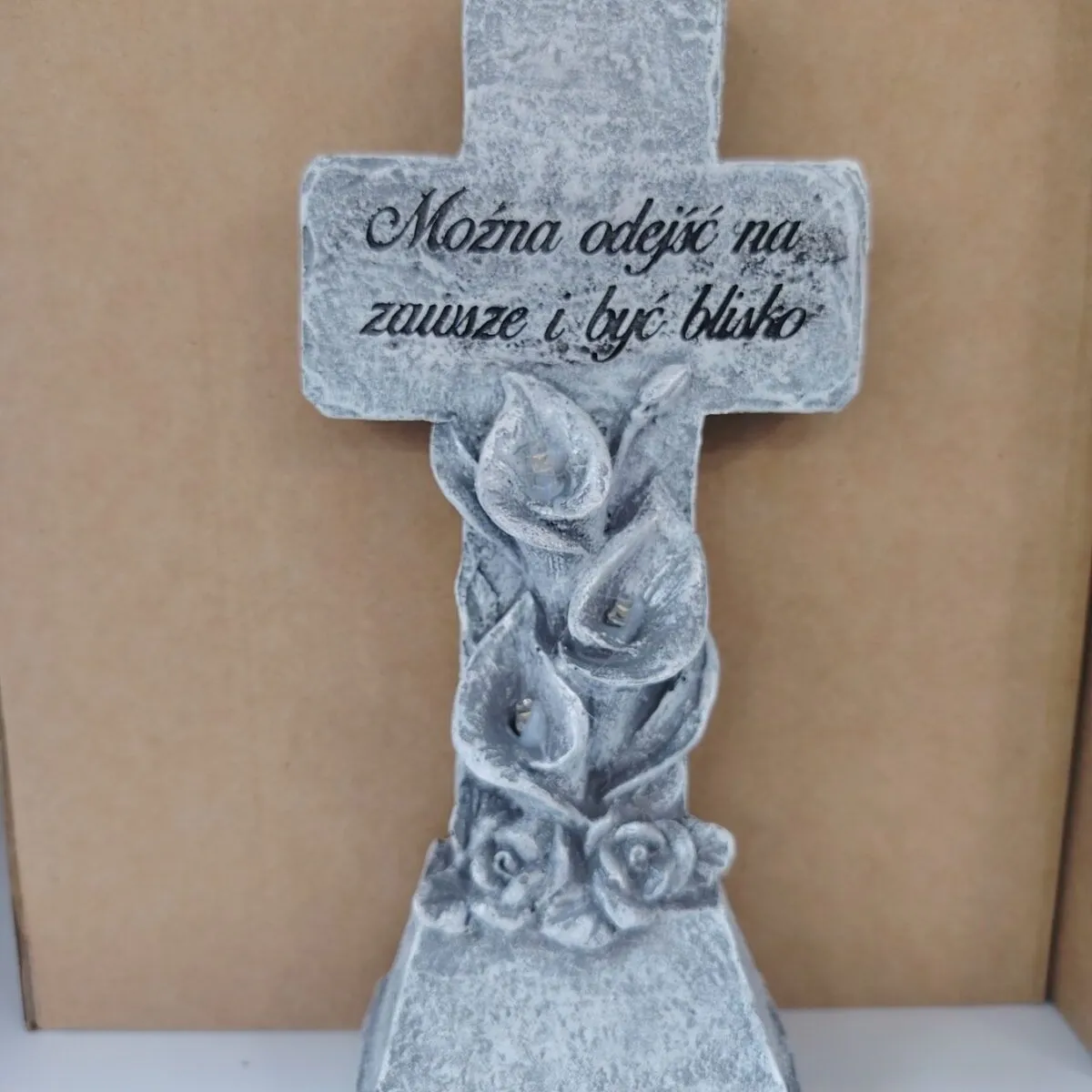 Dekoracja nagrobna krzyż z kwiatami szary kamień