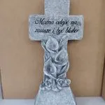 Dekoracja nagrobna krzyż z kwiatami szary kamień