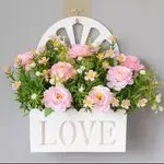 Dekoracyjna kompozycja kwiatowa z napisem LOVE na ściany