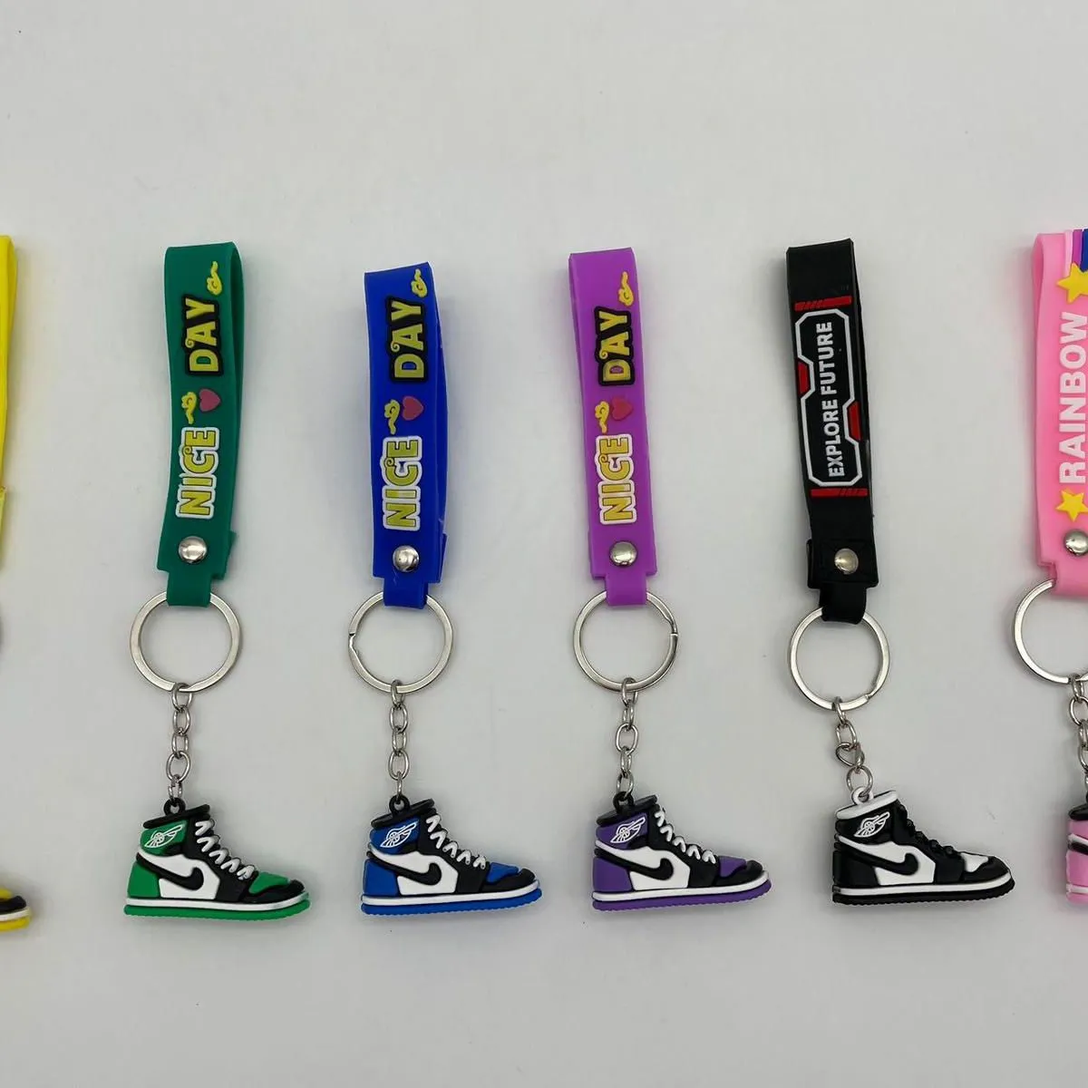 Brelok do Kluczy But Sportowy Sneaker z Paskiem, Mix Kolorów 24szt