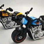 Mini modele motocykli żółty i niebieski